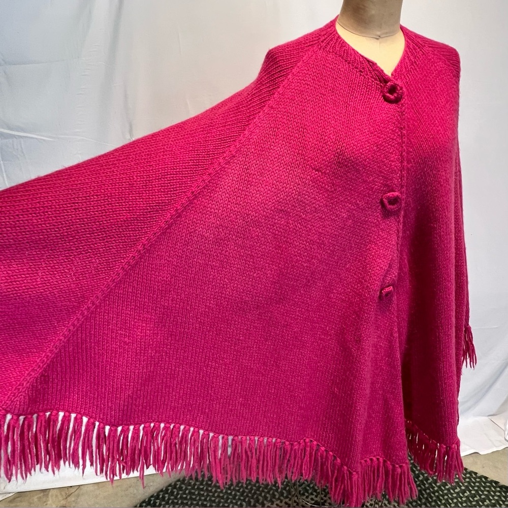 VINTAGE raspberry knit sweater poncho‎ cape wrap fringe button front 60s 70s - Picture 6 of 11